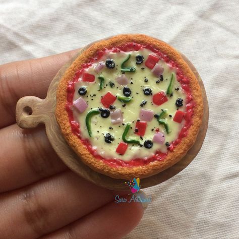 Quick and Easy DIY Clay Fridge Magnets for Your Home Pizza With Clay, Pizza Clay Art, Miniature Clay Food, Campfire Drawing, Clay Fridge Magnets, Clay Pizza, Clay Fridge, Miniature Pizza, Miniture Food