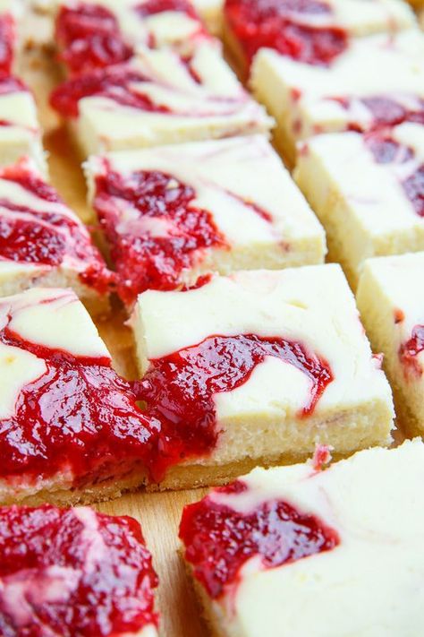 Strawberry Lemon Cheesecake Bars Strawberry Lemon Desserts, Strawberry Lemon Cheesecake, Cheesecake Strawberry, Strawberry Cheesecake Bars, Strawberry Bars, Closet Cooking, Lemon Cheesecake Bars, Cheesecake Bar Recipes, Strawberry Lemon