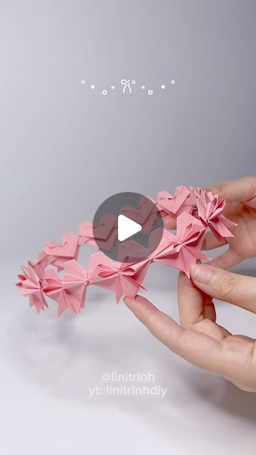 Origami Art Heart, Cute Gift Ideas Origami, Aesthetic Heart Design, Cute Origami Gift Ideas, How To Make A Bow With Paper, Aesthetic Craft Ideas With Paper, Origami Ideas Easy, Bow From Paper, Origami Art Easy