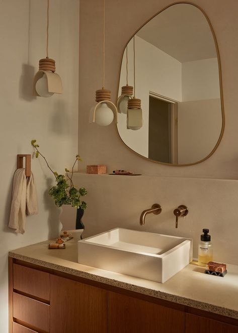 Silver Lake Apartment, Bold Color Bathroom, Fun Toilet Room Ideas, 4m2 Bathroom, Earthy Modern Bathroom, Ivory Bathroom Ideas, Easy To Clean Bathroom Design, Bathroom Beige Walls, Warm Neutral Bathroom