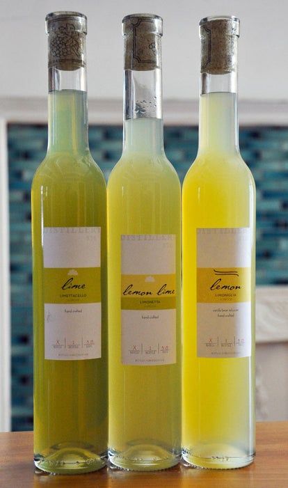 Diy Limoncello, Homemade Liqueur Recipes, Flavored Alcohol, Making Limoncello, Limoncello Recipe, Homemade Limoncello, How To Juggle, Grain Alcohol, Liqueurs Recipes