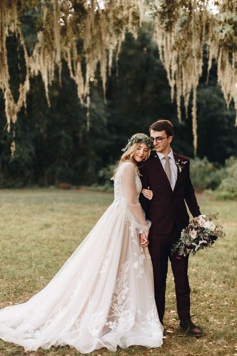 Outdoor Wedding Shoot Ideas, Outdoor Wedding Poses, Wedding Photoshoot Forest, Engagement Couple Dress, Nature Wedding Dress, Romantic Rustic Wedding, Romantic Outdoor Wedding, Foto Wedding, Wedding Portrait Poses