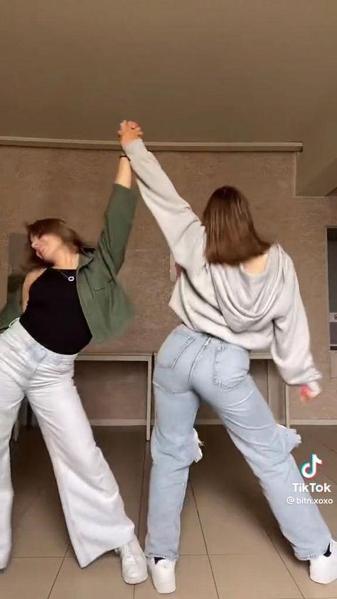 Apple Bottom Jeans Dance, Bounce When She Walk In Dance, Bestie Trends, Best Friend Dances, Duo Bestie, Sleepover Pics, Apple Dance, Funny Dances, Bestie Dances