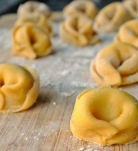 Pasta Tortellini, Homemade Tortellini, Baked Gnocchi, Diy Easy Recipes, Tortellini Pasta, Pasta Fatta In Casa, Cheese Tortellini, Pasta Dough, Pasta Maker