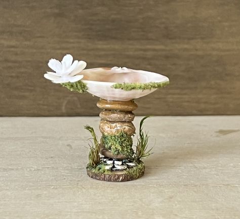 Fairy Garden House Accessories Collection :  A collection of the basic Fairy Garden Accessories essential for every fairy garden house and/or fairy garden shelf collection.  Furnish & accessorize your fairy garden house with our handcrafted, detailed, uniquely-designed pieces.  FAIRY GARDEN MINI BIRD BATH - ADD REAL WATER INTO THE BIRD BATH SEASHELL BASIN 1 Total Pieces  SET INCLUDES : 1 Bird Bath PLEASE NOTE :  Set Pieces May Come In Various Designs, Colors & Sizes Depending On Inventory Materi Diy Fairy Garden Accessories Handmade, How To Make A Fairy House, Beach Fairy Garden Ideas, Small Fairy Garden Ideas, Fairy House Interior, Fairy Garden Aesthetic, Fairy House Accessories, Fairy Shelf, Diy Fairy Garden Accessories