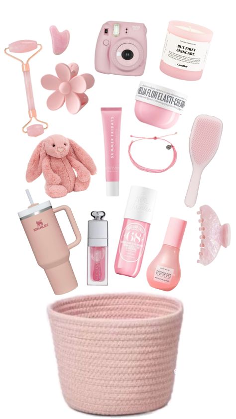 Gift basket ideas!🎀🧸🎀 Pink Gift Basket, Teenager Birthday Gifts, Pink Gift Ideas, Girly Christmas Gifts, Girl Gift Baskets, Best Gift Baskets, Birthday Presents For Friends, Preppy Gifts, Pink Basket