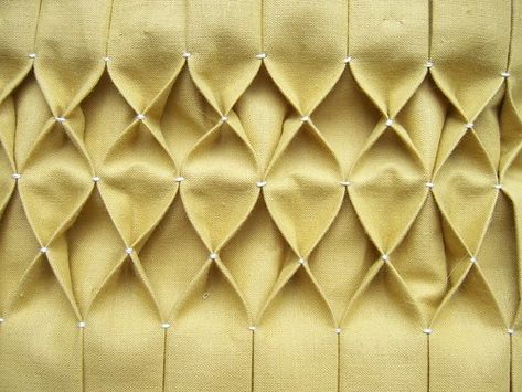 Honeycomb Smocking, Smock Pattern, Canadian Smocking, Detail Couture, Smocking Tutorial, Patterns For Fashion, Smocking Patterns, Folding Origami, Heirloom Sewing