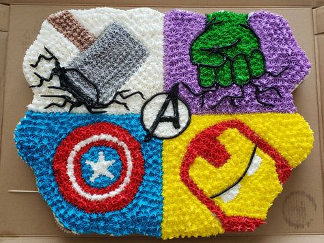 Avengers cupcake cake Diy Avengers Cake, Avengers Cupcake Cake, Marvel Cupcakes, Avenger Cupcakes, Avengers Cake, Avengers Birthday Party, Marvel Birthday, Marvel Birthday Party, Pull Apart Cupcake Cake