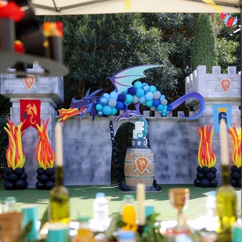 Dragon Balloon Arch, Medieval Kids Party, Knight Themed Birthday Party, Knights And Dragons Birthday Party, Dragon Themed Birthday Party Decorations, Castle Theme Birthday Party, Knights And Dragons Party, Dragon Birthday Theme, Balloon Dragon