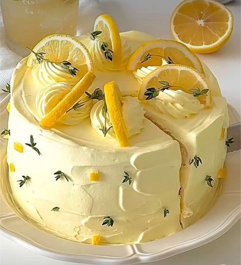 Lemon Cake Decoration Ideas, Lemon Cake Aesthetic, Fruit Decorated Cake, Lemon Birthday Cake, Birthday Cake Simple, Lemon Birthday Cakes, Cake Decorated With Fruit, Food Vibes, Fruit Cakes