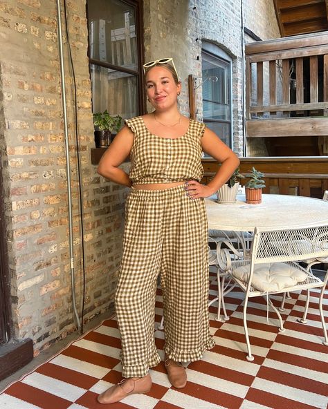 day 25 of the #wawaugustchallenge // GINGHAM GALS!!!! omg I’ve been waiting for this day to debut these incredible @matchymatchysewingclub #rufflebrunchpants & my fresh off the machine (still in testing!) @sewnwithgrit #perennialblouse ✨ both in the most incredible pickle gingham from @blackbirdfabrics 🥒🥒 all topped off with my little @birdofflightshoes ballet flats 🫶🏼 . . . #handmadewardrobe #sewing #sewistsofinstagram #memade #memadewardrobe #sewistootd Handmade Wardrobe, Ballet Flats, Gingham, Overalls, Cute Outfits, The Incredibles, Sewing, Beauty, Clothes