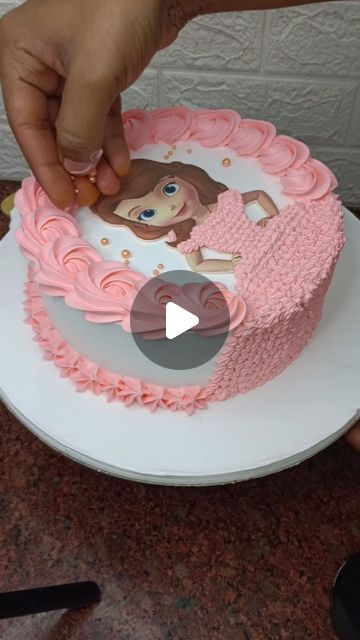 Simple Disney Cake, Simple Princess Cake Ideas, Princess Cake Ideas, Princess Sofia Cake, Sofia Cake, Sofia Princess, Frosting Ideas, Cake Decorating Ideas, Disney Cakes