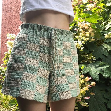 I.S.A creations op Instagram: "Checkered shorts 💚🤍 I'm in love with these shorts 😍 This is my first time crocheting a clothing piece and I'm totally obsessed. I will…" Crochet Checkered Shorts, Checkered Shorts, I'm In Love, Im In Love, First Time, In Love, Crochet, Quick Saves, Clothes