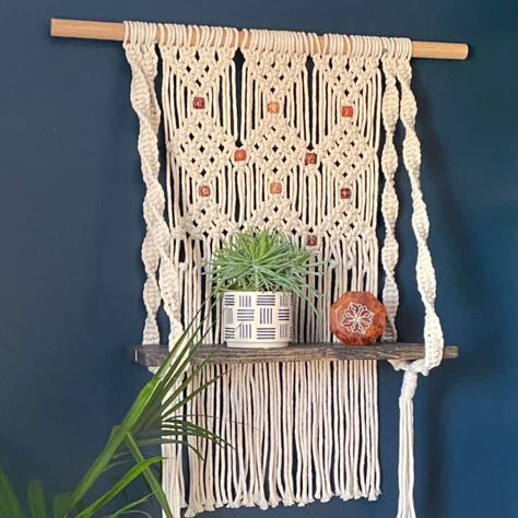 Farmhouse Macrame, Diy Macrame Wall Hanging, Wall Art Macrame, Macrame Hanging Shelf, Boho Crafts, Macrame Shelf, Macrame Plant Hanger Patterns, Wall Decor Farmhouse, Diy Boho Decor