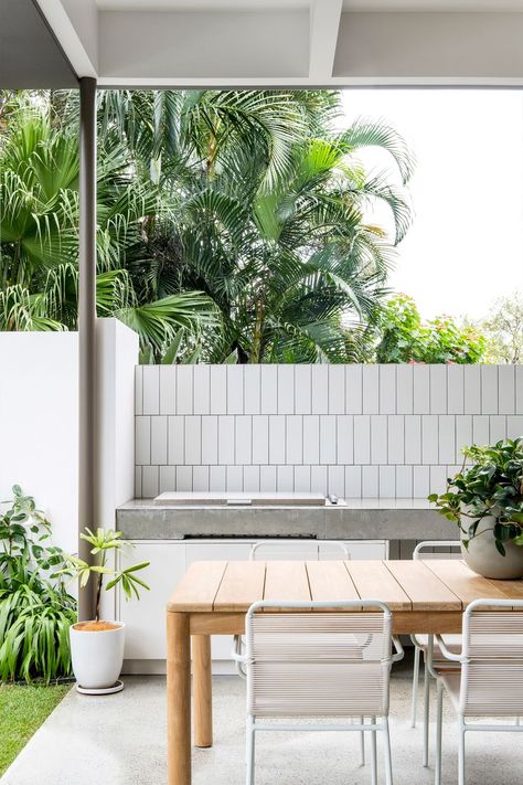 Mid-century style is reimagined in this Brisbane house, with interiors that celebrate the endless beauty of nature, nostalgia and art. Modern Australian Home, French Provincial Farmhouse, Contemporary Country Home, Mid Century Outdoor, Brunswick House, Mid Century Aesthetic, Outdoor Living Rooms, Seaside Cottage, Character Home