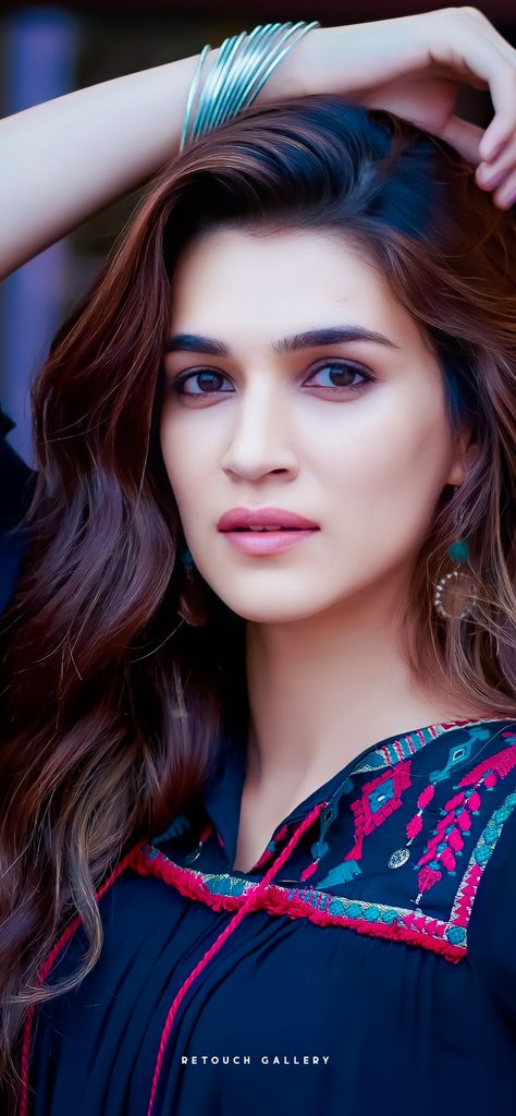 Kriti Sanon Cute, Actress Without Makeup, Kriti Sanon, Indian Actress Hot Pics, Beautiful Smile Women, Bollywood Celebrities, Desi Beauty, Bollywood Actress, India