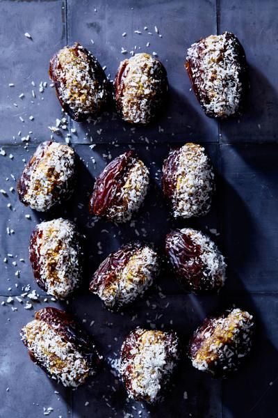 Dates Jewish Sweets, Date Recipes Desserts, Low Fat Baking, Moroccan Cookies, Entertaining Appetizers, Stuffed Dates, Healthy Bars, Food Plan, Date Recipes