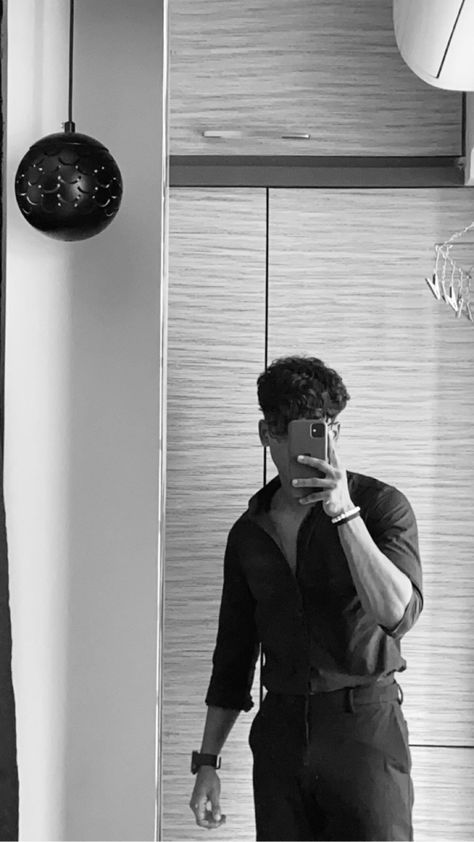 Selfie Pose For Men, Mirror Selfie For Men, Mirror Selfie Boys Aesthetic, Mirror Photo Ideas Men, Mirror Selfie Poses For Men, Mirror Selfie Ideas Men, Mirror Selfie Guy, Aesthetic Mirror Selfie Men, Mirror Selfie Aesthetic Boy