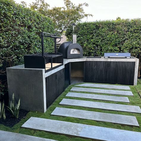 Outdoor Concrete Kitchen Ideas, L Shaped Grill Station, Parilla Grill Outdoor Kitchens, Bbq Area Ideas Outdoor, Outdoor Barbecue Area, Outdoor Kitchen Area, Outdoor Bbq Area, Outdoor Barbeque, Modern Outdoor Kitchen