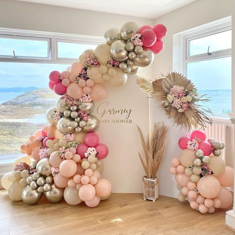 Babyshowerparty Ideas At Home, Newborn Balloons Decoration, Floral Balloon Decor, Hobby Lobby Backdrop, Babyshowerparty Ideas, Baby Shower Backdrop Ideas, Balloon Bar, Pink And Gold Decorations, Backdrop Balloons