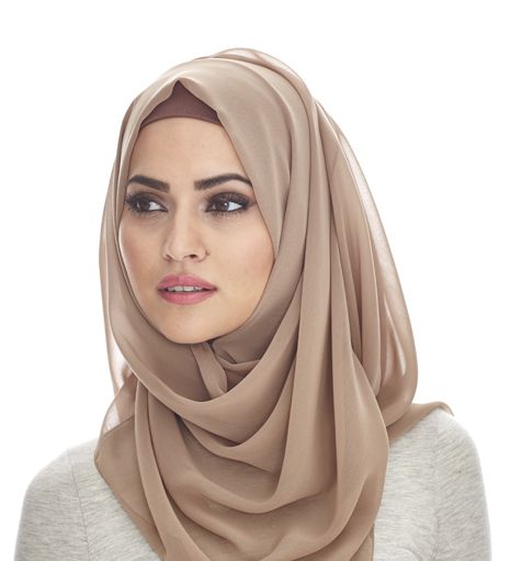 By layering the hijab and creating drapes, you will instantly achieve an evening look without compromising on comfort and modesty. The generous size and light-weight quality fabric of our jersey hijabs, will allow you to style your hijab in various ways to suit your face shape and overall outfit! Beau Hijab, Estilo Hijab, Hijab Ideas, University Girl, Hijab Style Tutorial, Hijab Abaya, Overall Outfit, Hijabi Style, Style Hijab