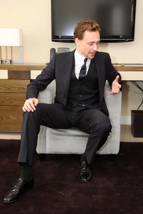 Did it just get hot in here? Nope just Hiddleston A Man In A Suit, English Gentleman, Man In A Suit, Thomas William Hiddleston, Tom Hiddleston Loki, Tom Hiddleston, Loki, Actors & Actresses, Beautiful People