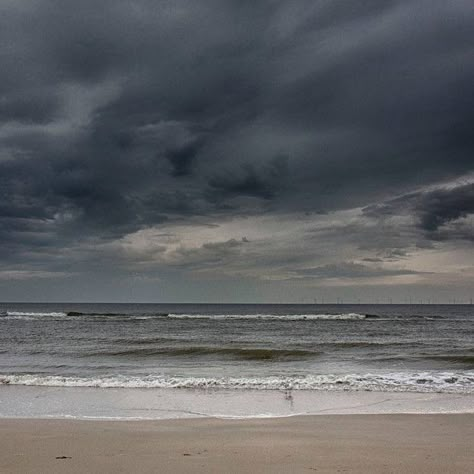 Seaside Aesthetic, Beach Clouds, Dark Beach, Dark Sea, Dark Clouds, North Sea, Beach Scenes, Beach Aesthetic, Pretty Places