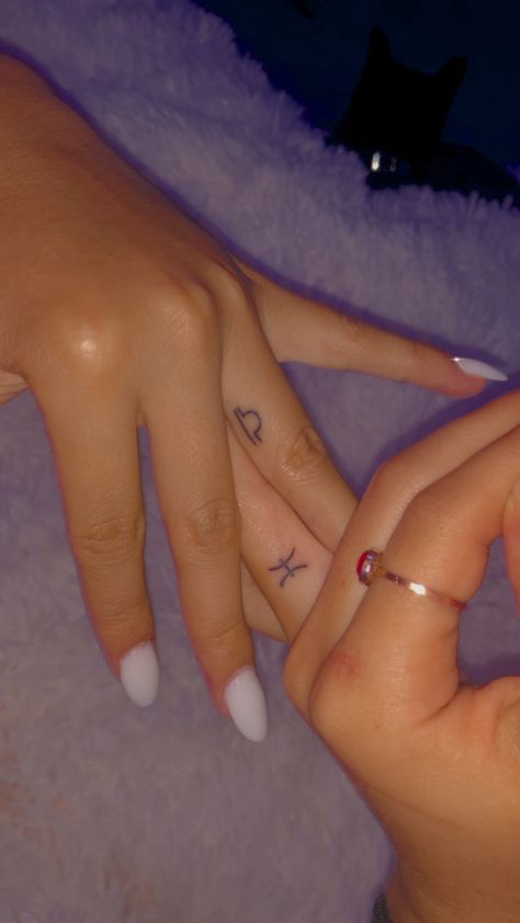 #zodiac #zodiacsign #zodiacsigntattoo #pisces #libratattoo #piscestattoo #matchingtatto #bestfriendtattoos Best Friend Tattoos Zodiac Signs, Finger Tattoos Pisces, Small Pisces Sign Tattoo, Mini Pisces Tattoo, Sister Sign Tattoo, Pisces And Libra Tattoo, Pieces Tattoo Zodiac Pisces, Picies Zodiac Tattoo Ideas, Pieces Tattoo Zodiac