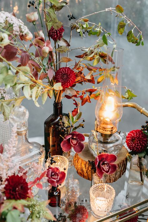 Oil Lamp Centerpiece, Red Wedding Centerpieces, Woodland Table, Autumn Weddings, Fall Wedding Centerpieces, Pennsylvania Wedding, Purple Vintage, Autumn Decorating, Deco Originale