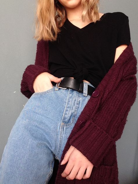 Maroon Cardigan Outfit Aesthetic, Dark Red Cardigan Outfit, Maroon Turtle Neck Outfit, Maroon Cardigan Outfit, Burgundy Cardigan Outfit, Lana Outfits, Wool Sweater Outfit, Long Red Cardigan, Ootd Cardigan