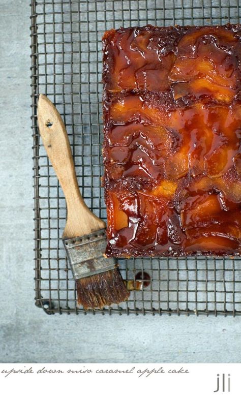 Miso Caramel, Miso Caramel Apple Pie, Toffee Cake, Brunch Cake, Caramel Apple Cake, Apple Bars, Butter Cake Recipe, Warm Cake, Big Cakes