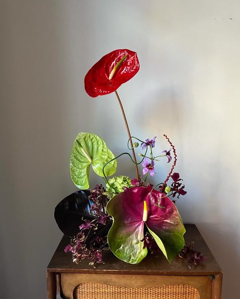 An anthurium garden for @airrobe & @style.arcade at @cafechelseanyc .The perfect touch was this smilax find at the market! Anthurium Garden, Vintage Flower Arrangements, Floral Designs Arrangements, Colorful Flowers Arrangements, Anthurium Flower, Ikebana Arrangements, Boquette Flowers, Floral Drawing, Vase Arrangements