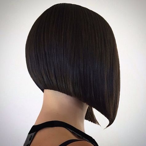 My All-Time fav. I just Love this vidal sassoon style Bob Corte Channel, Triangle Haircut, Vidal Sassoon Haircut, Above The Shoulder Haircuts, Graduated Haircut, One Length Haircuts, One Length Hair, Inverted Long Bob, Trendy Haircuts