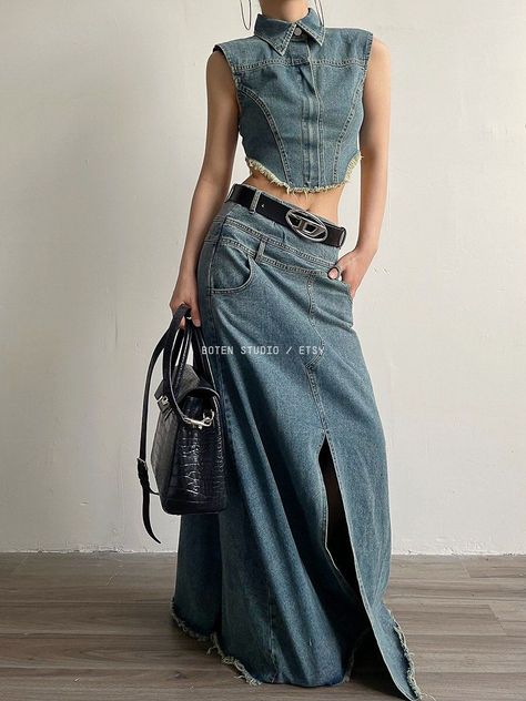 Womens Denim On Denim Outfits, Jean Maxi Dress Outfit, Pocket Belt Outfit, Maxi Denim Skirts, Denim On Denim Outfit, Double Denim Outfit, Vestiti In Jeans, Ropa Upcycling, Look Jean