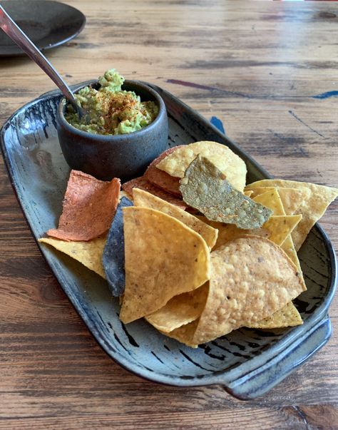 Guacamole avocado dip with different coloured corn tortilla chips Tortillas Photography, Guac And Chips Aesthetic, Restaurant Style Tortilla Chips, Chips And Guacamole Aesthetic, Handmade Tortillas Corn, Fried Soft Shell Crab, Mexican Brunch, Mimosa Brunch, Truffle Mac And Cheese