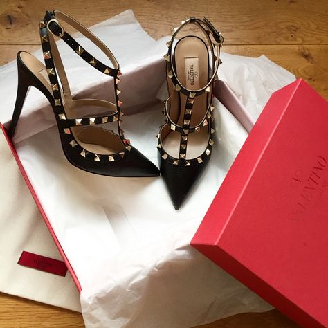 Birthday shoes. Valentino Garavani Rockstuds 👠 Valentino Heels Outfit, Valentino Shoes Outfit, Valentino Studded Heels, Birthday Shoes, Valentino Heels, Expensive Bag, Trendy Heels, Fashion Shoes Heels, Cute Shoes Heels