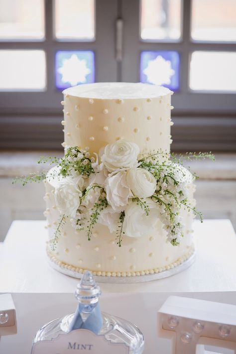 Wedding cake white perles Dresses Hairstyles, Vintage Pasta, Pretty Wedding Cakes, Sarah Ann, Simple Elegant Wedding, Floral Wedding Cakes, Wedding Cakes With Cupcakes, White Wedding Cakes, Simple Wedding Cake