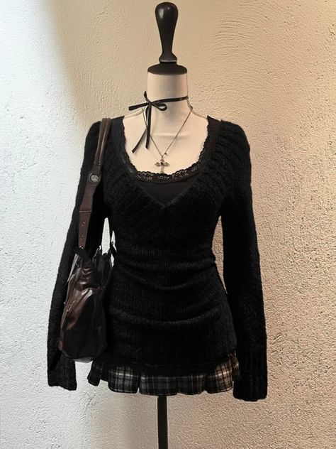 Soft And Edgy Aesthetic, Fall Outfit Inspo Grunge, Show Stopping Outfits, Cute Black Outfits Aesthetic, Dark Outfits For School, Zombie Outfits Women, All Black Coquette Outfit, Outfit Ideas Skirt Black, School Skirt Aesthetic