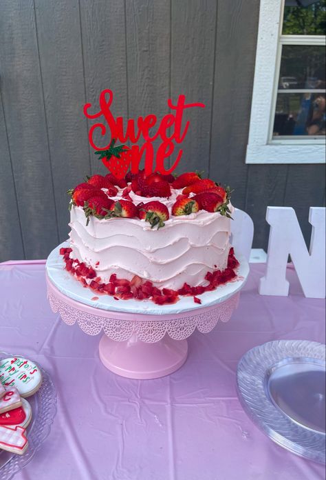 Berry First Birthday Cake, Smash Cake First Birthday, Strawberry Birthday Cake, Cake Smash Theme, Strawberry Shortcake Birthday, 1st Birthday Girl Decorations, Berry First Birthday, Smash Cake Girl, 1st Birthday Cake Smash