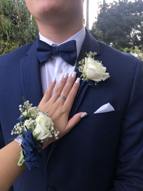 Blue Prom Couple, Prom Corsage Blue, Blue Prom Suit, Prom Flowers Corsage, Blue Corsage, Prom Photography Poses, Couple Prom, Prom Planning, Blue Boutonniere