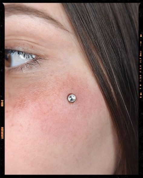 Piercings No Rosto, Surface Piercing Face, Cheekbone Piercing, Microdermal Piercing Face, Cute Piercings Face, Dermal Piercing Face, Piercing No Rosto, Surface Tragus Piercing, Piercing Surface