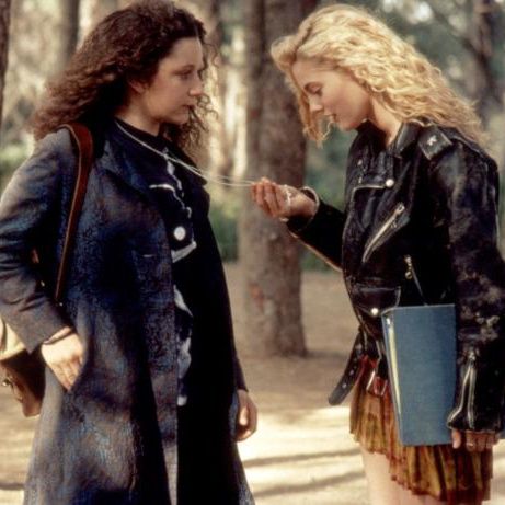 Sara Gilbert and Drew Barrymore in ‘Poison Ivy’ Poison Ivy Movie, Poison Ivy 1992, Drew Barrymore 90s, Pale Girls, Sara Gilbert, Big Six, 90s Girl, Mazzy Star, Teen Movies