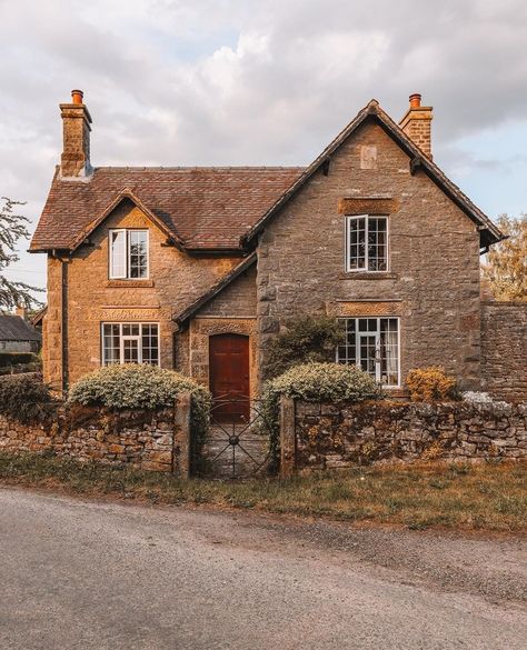 Oxford Houses England Uk, Early 20th Century Homes Interior Design, English Houses Country, Uk Houses Aesthetic, England Countryside Houses, British House Aesthetic, English Stately Home, Sims 4 British House, Old Cottage Homes