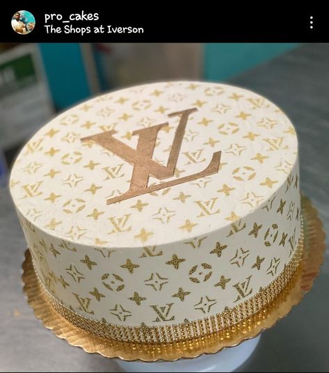 Lv Cake, Louis Vuitton Birthday Party, Best Birthday Cake Designs, Louis Vuitton Birthday, Custom Louis Vuitton, Louis Vuitton Cake, Chocolate Covered Strawberries Bouquet, Louis Vuitton Gifts, Luxury Cake