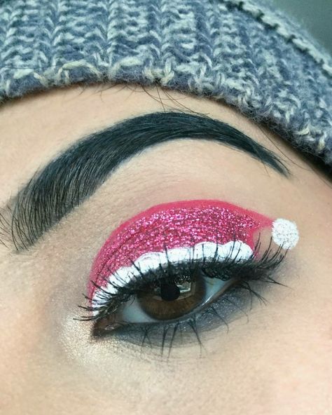 Santa Eye Makeup, Santa Hat Eye Makeup, Santa Makeup Looks, Santa Elf Makeup, Cute Christmas Makeup Looks Easy, Christmas Looks Makeup, Easy Christmas Eyeshadow Looks, Christmas Makeup Easy, Christmas Makeup Looks Easy