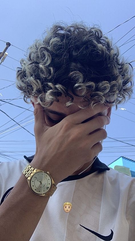 Frosted Tips Hair Men Curly, Curly Hair Highlights Men, Dyed Curly Hair Men, Men Dyed Hair, Taper Fade Curly Hair, Curly Highlights, Dyed Hair Men, Dyed Curly Hair, Highlights Curly Hair