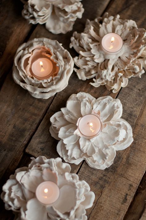 Plaster Of Paris Flowers, Votives Diy, Plaster Of Paris Crafts, Plaster Flowers, Affordable Wedding Decorations, Paris Crafts, Cheap Wedding Centerpieces, Paris Flowers, Diy Plaster