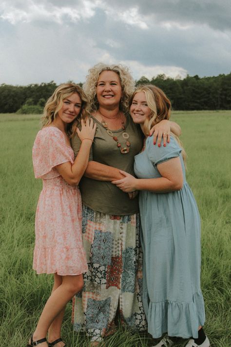 Mom And Two Daughters Photoshoot, Mom With Older Daughters Photography, Family Portrait With Grandmother, Family Portrait Poses Single Mom, Photography Poses Family Single Mom, Single Mom Family Photo Ideas, Single Mom Photo Shoot Ideas, Family Photo Poses Single Mom, Mom With Older Kids Photoshoot