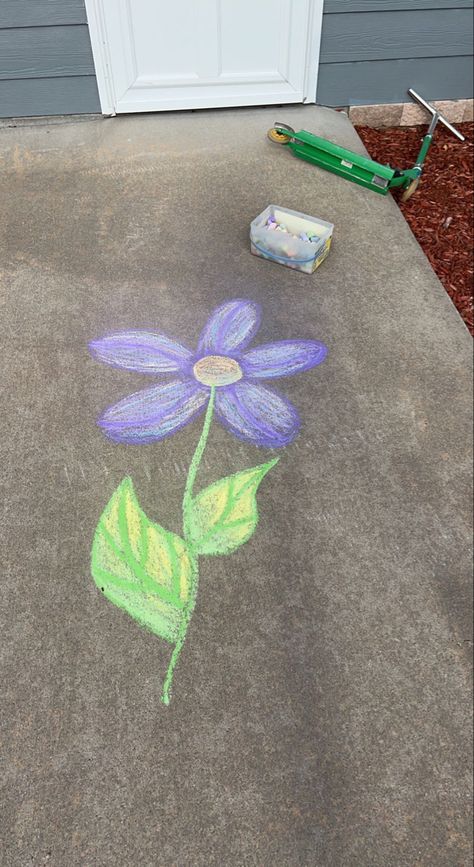 Sidewalk Chalk Flowers, Sidewalk Chalk Art Ideas Easy, Flower Chalk Art, Sidewalk Chalk Ideas, Chalk Flowers, Sidewalk Chalk Art Ideas, 4h Crafts, Easy Chalk Drawings, Chalk Pictures