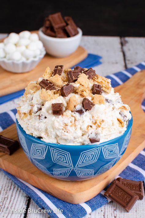 This Marshmallow Fluff Dessert is perfect for picnics this summer. Chocolate candy bars, marshmallows, and graham crackers add an irresistible s'mores taste to the fluff salad. Easy Picnic Desserts, Cheesecake Fluff Salad, Fluff Salads, Cheesecake Fluff, Picnic Desserts, Fluff Salad, Boxed Cake Mixes Recipes, Jello Dessert Recipes, Fluff Recipe